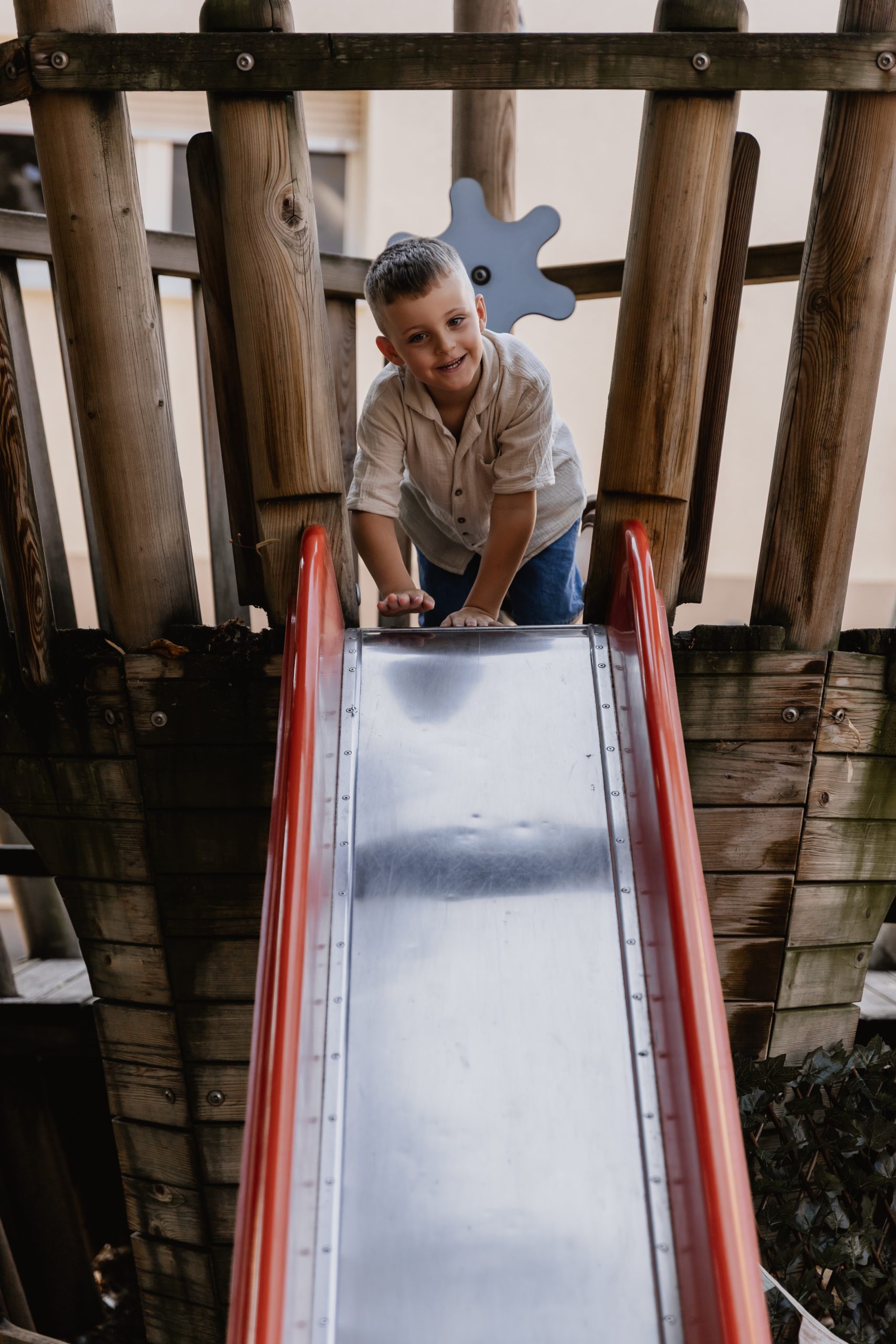 Kindergartenfotografie Kind auf Spielplatz